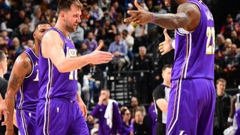 传奇归来！41岁C罗闪耀曼联，官方深情献上生日祝福盛宴